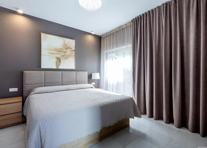 Luxury Del Duque Renovated Feriehus