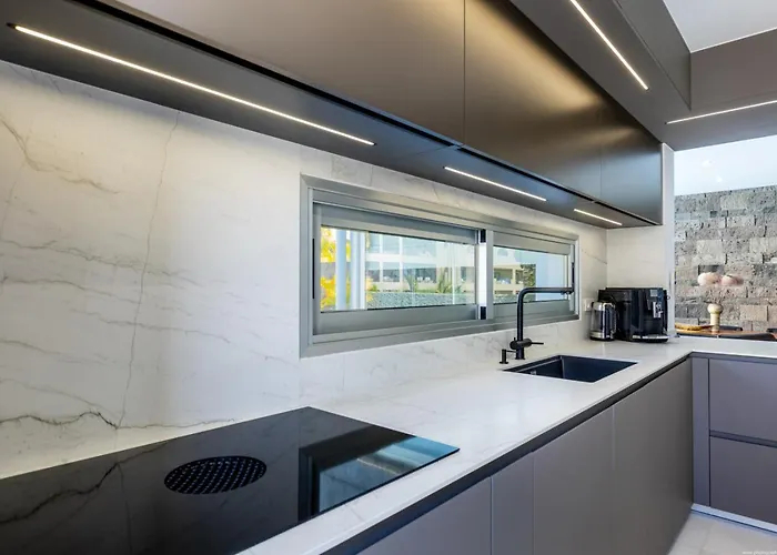 Luxury Del Duque Renovated Feriehus *